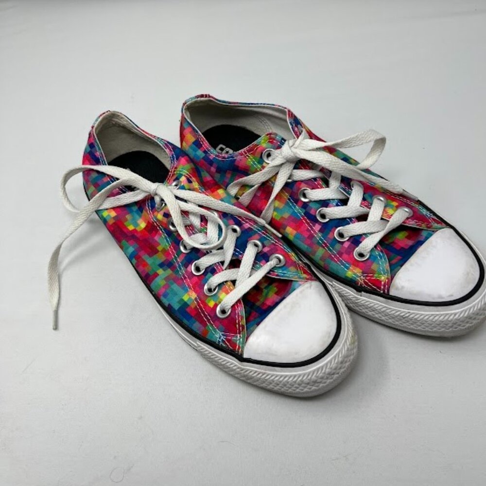 Converse multicolor pixilated Size 8 All Stars fuchsia